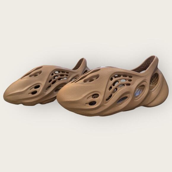 Yeezy Foam Runner ‘Clay Taupe’ main image 6